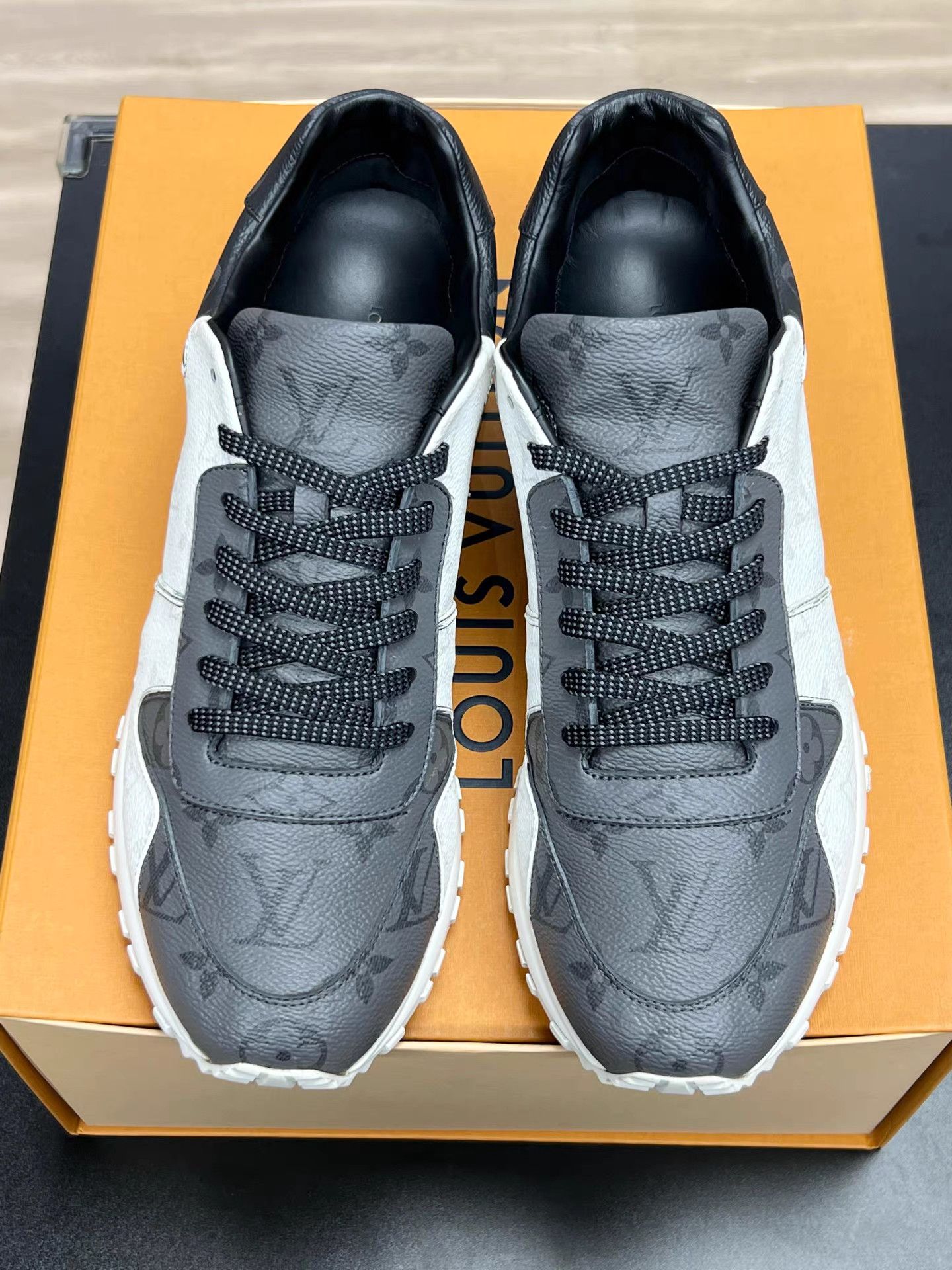 Louis Vuitton Louis Vuitton RUN AWAY Monogram White/Grey K15 Size US 9 / EU 42 - 3 Thumbnail