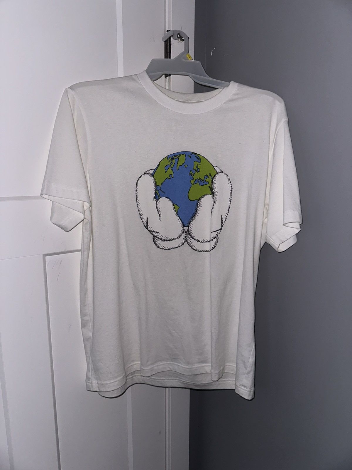 Kaws × Uniqlo Peace for All Tee Size US XL / EU 56 / 4 - 1 Thumbnail