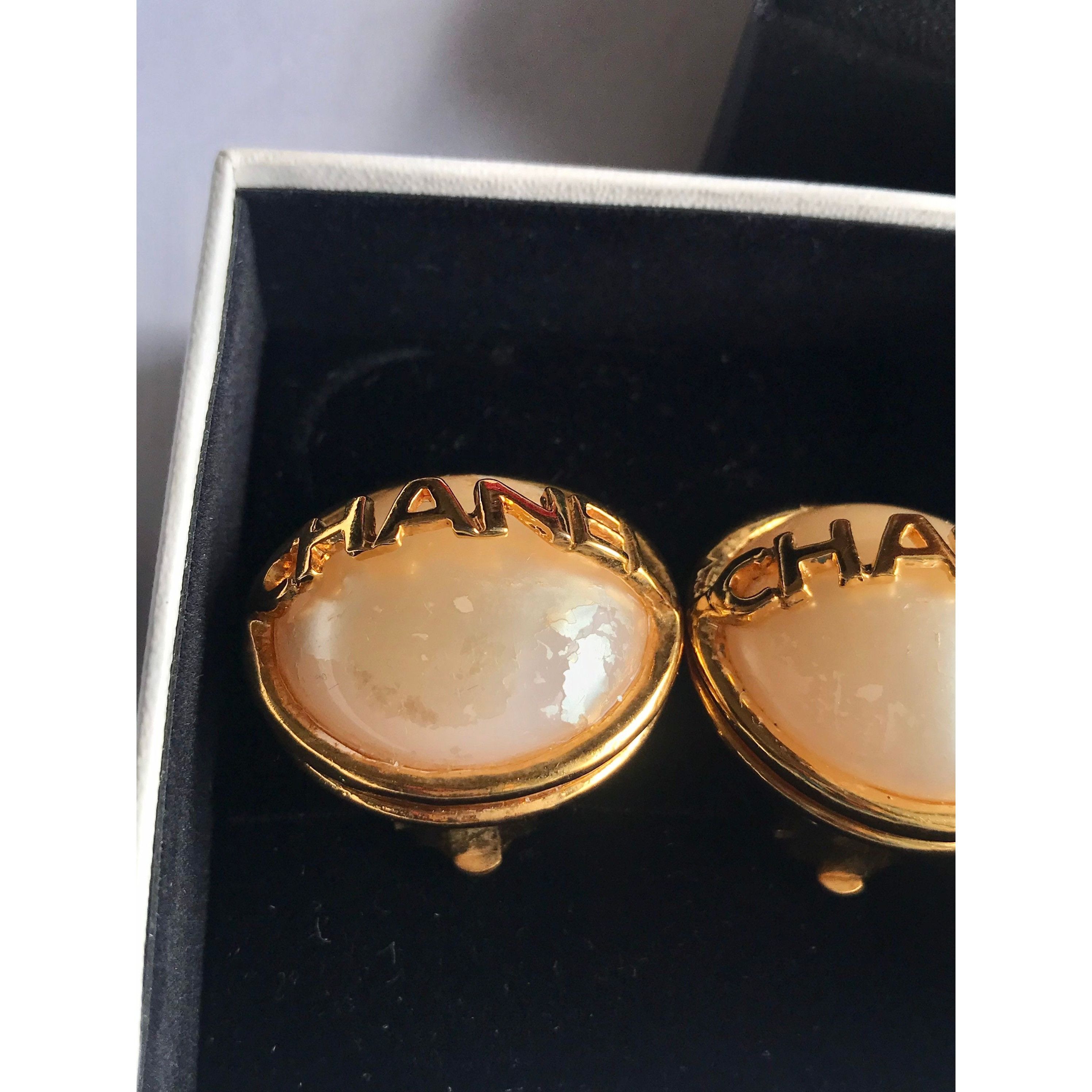 Chanel Vintage CHANEL gold tone round earrings with faux pearl Size ONE SIZE - 6 Thumbnail