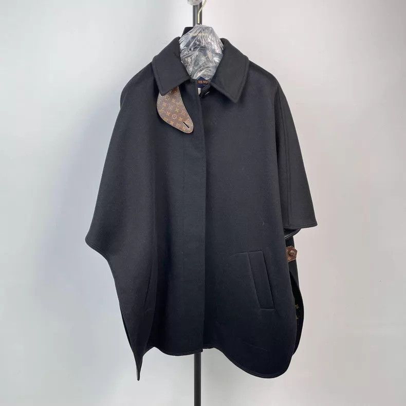 Louis Vuitton Louis Vuitton Black woolen cloak coat with full print on t Size XS / US 0-2 / IT 36-38 - 1 Thumbnail