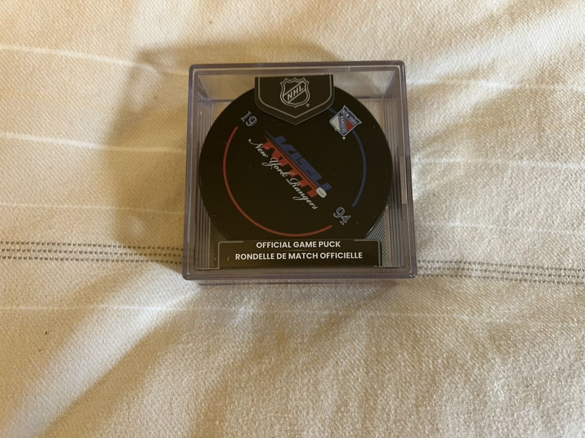 Kith × NHL Kith the New York Rangers Inglasco Official Game Hockey Puck Size ONE SIZE - 4 Thumbnail
