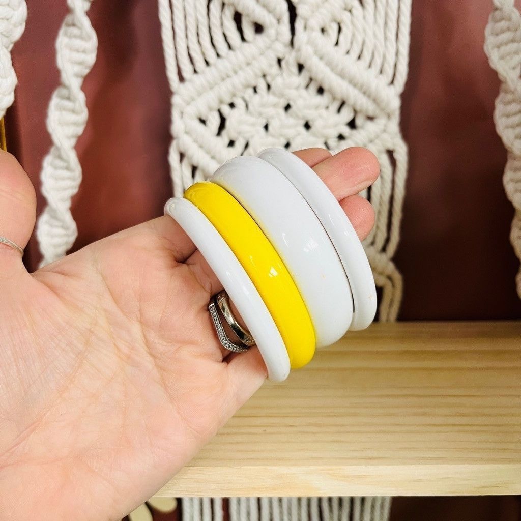 Vintage Vintage Lucite Bangle Bracelet Stack Set 4 Yellow and White Size ONE SIZE - 3 Thumbnail