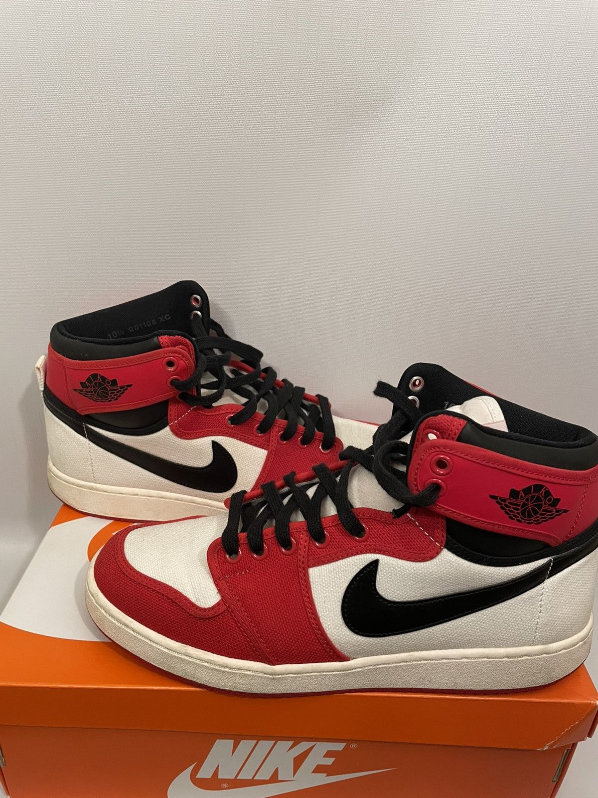 Nike Jordan 1 KO Chicago Size US 10.5 / EU 43-44 - 1 Thumbnail
