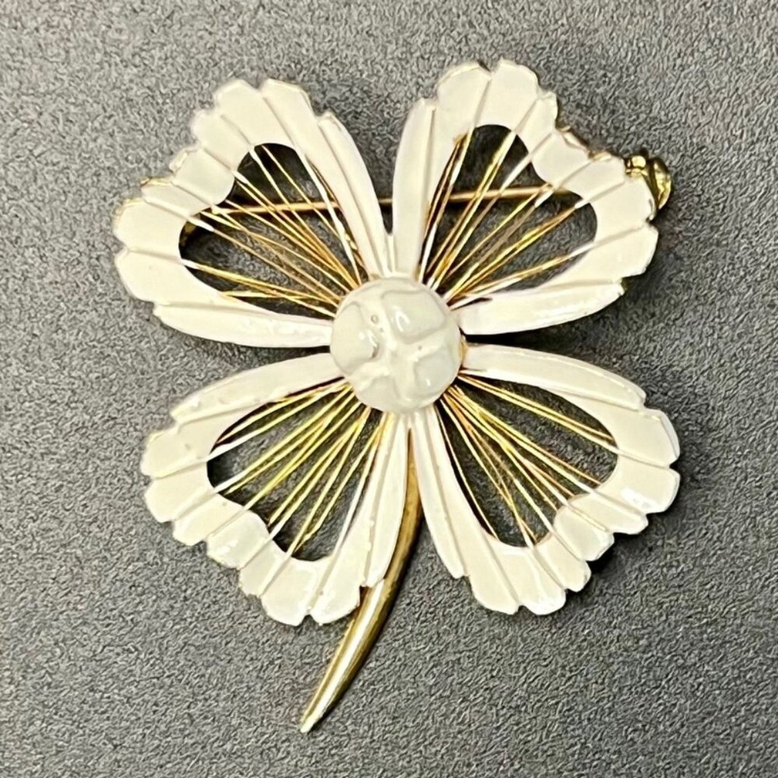 & Other Stories White Enamel Goldtone Strand Clover Flower Brooch Pin Size ONE SIZE - 1 Preview