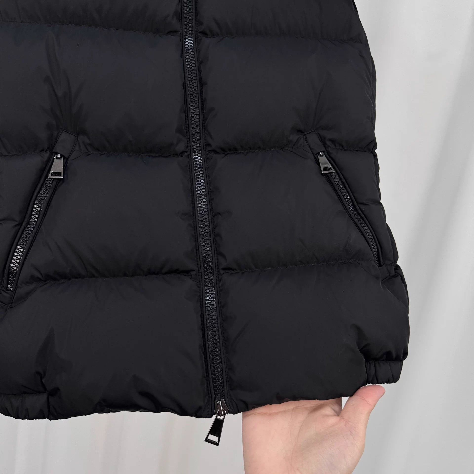 Moncler Moncler black embroidered logo down vest size 2 99 new Size M / US 6-8 / IT 42-44 - 4 Thumbnail