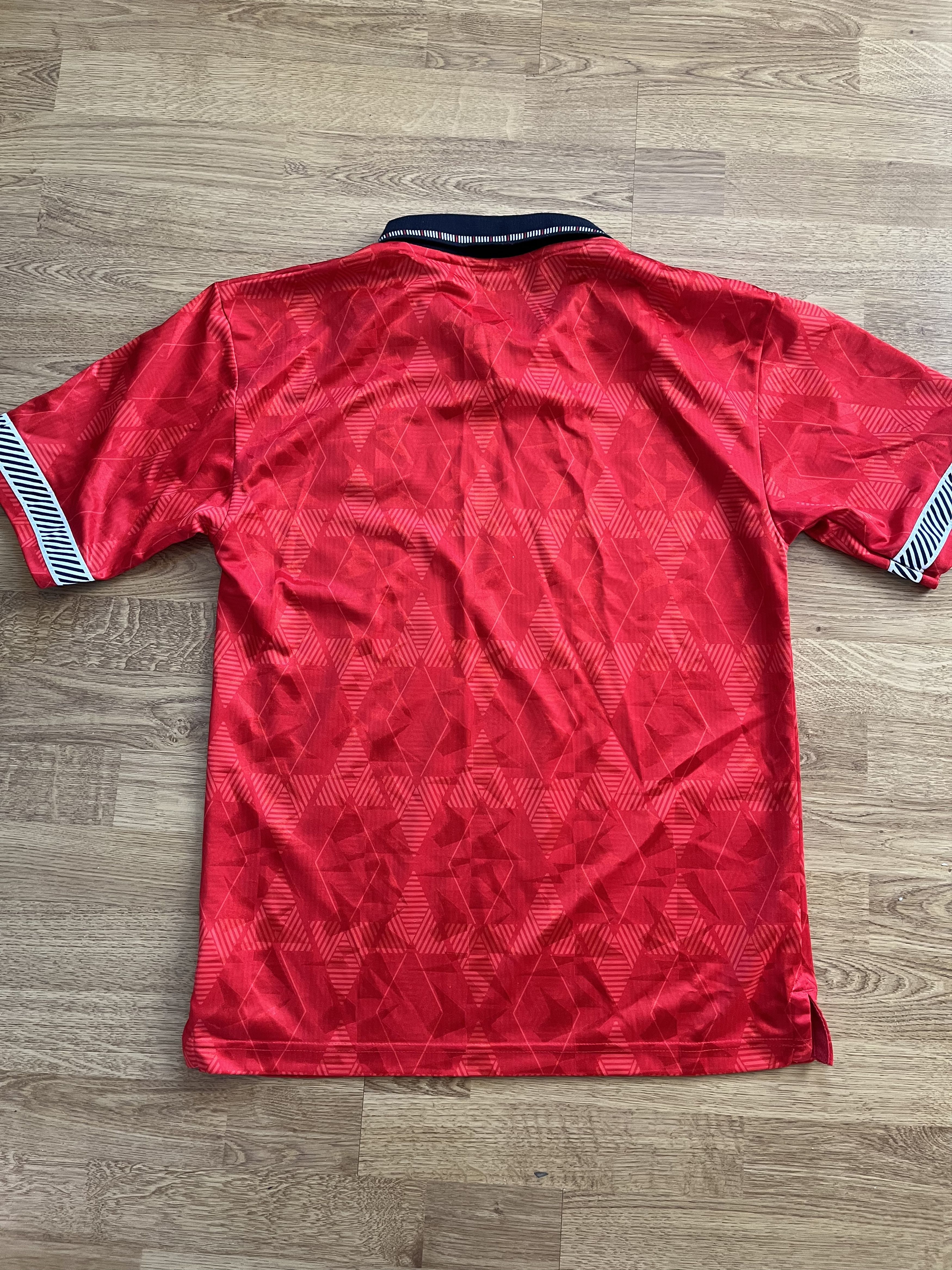 Vintage England 90x red Vintage football kit Size US M / EU 48-50 / 2 - 4 Thumbnail