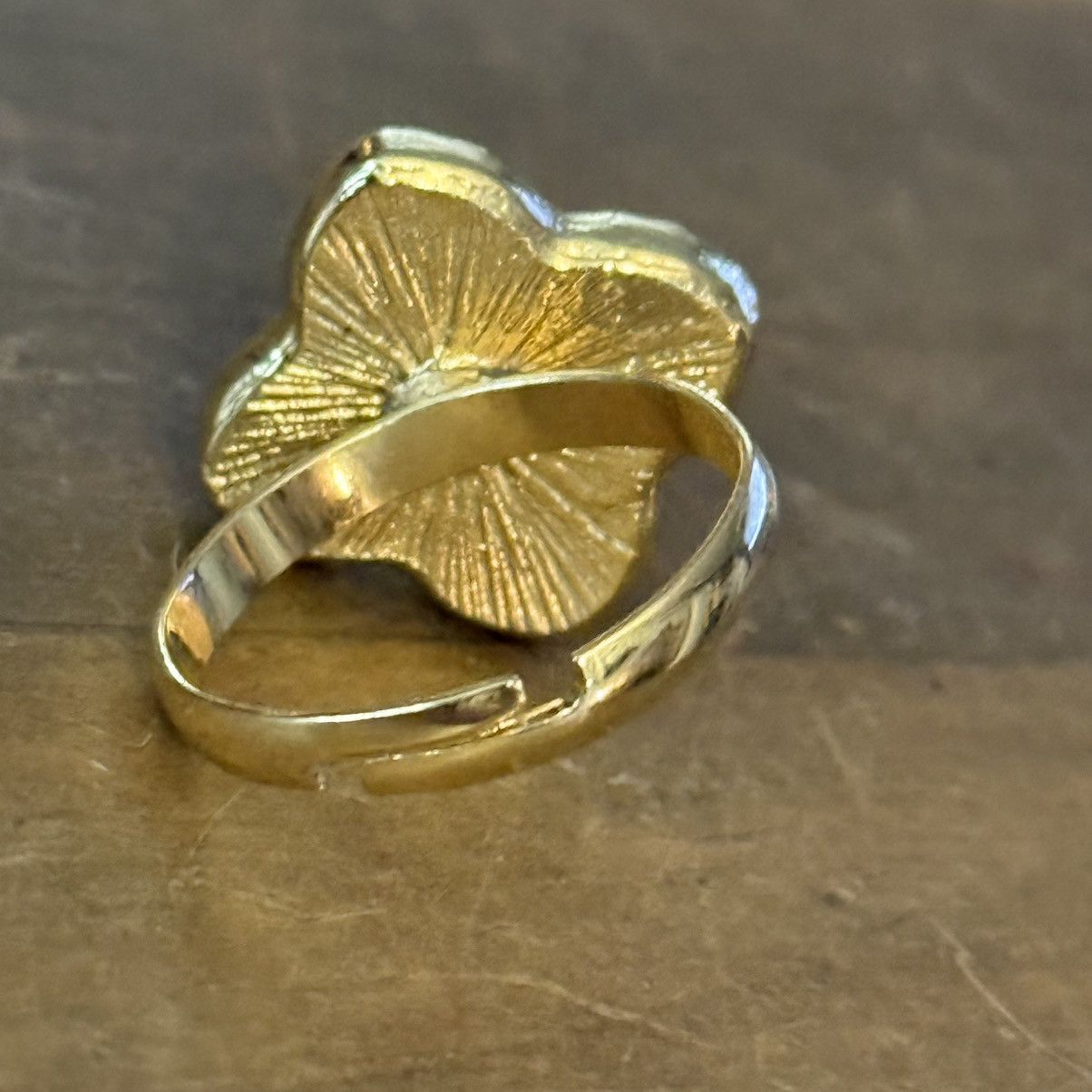 Other Gold tone pink mother of pearl inlay clover ring Size ONE SIZE - 4 Thumbnail