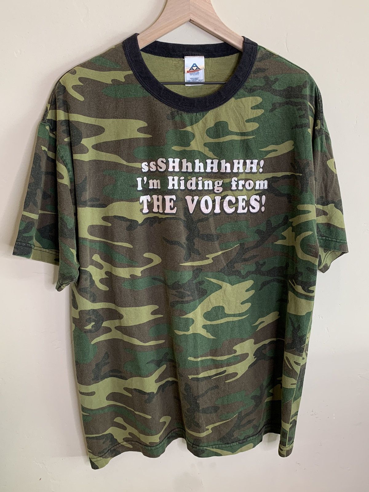 Vintage *RARE* Vintage Shh I’m Hiding From The Voices Camo T-Shirt L Size US L / EU 52-54 / 3 - 1 Thumbnail