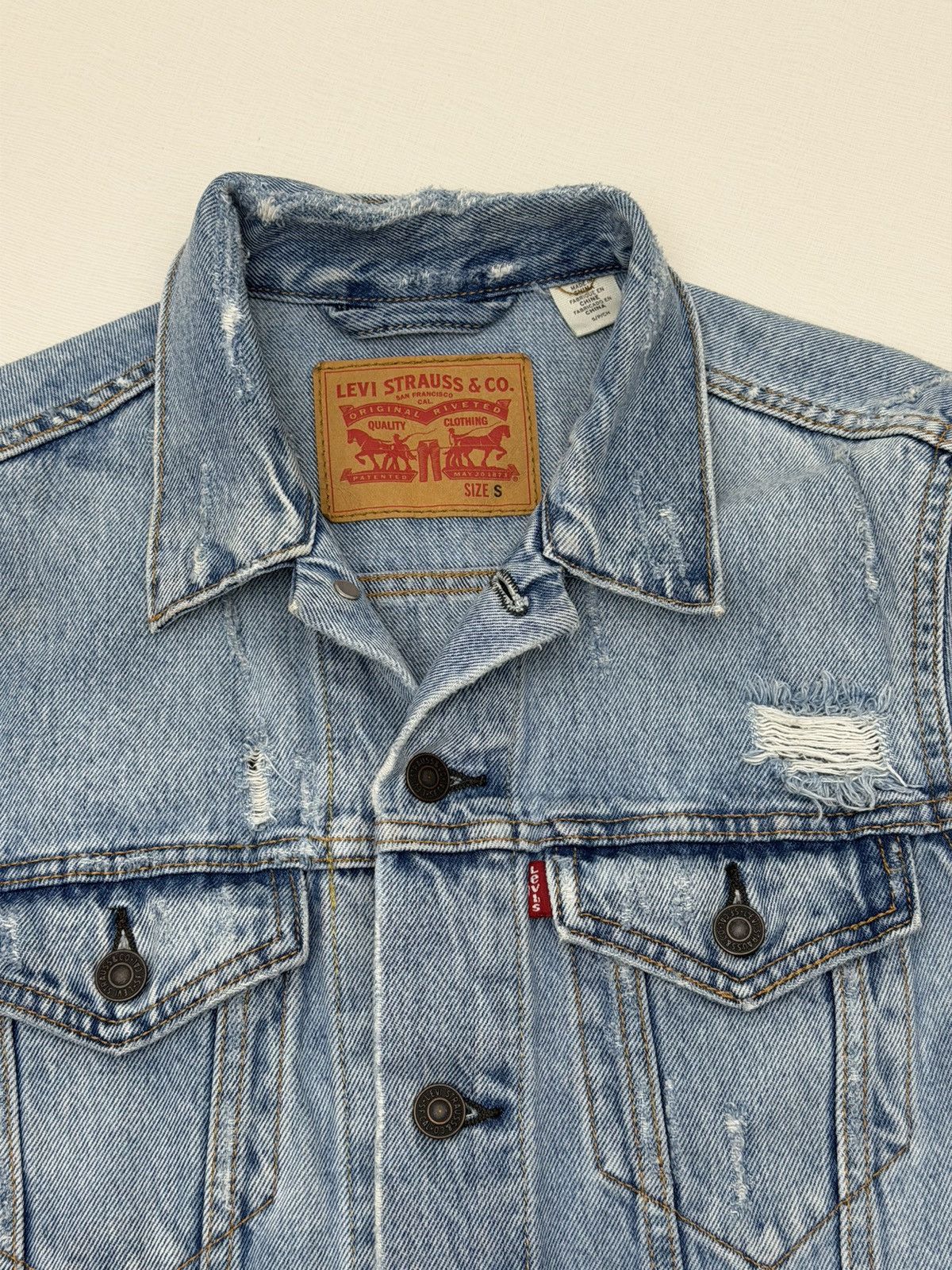 Levi's Levi's Trucker Jacket Size Small Light Wash Denim Distressed Size US S / EU 44-46 / 1 - 6 Thumbnail
