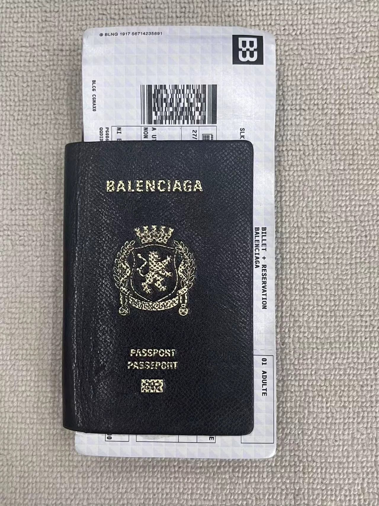 Balenciaga balenciaga passport wallet with embossed logo Size ONE SIZE - 1 Thumbnail