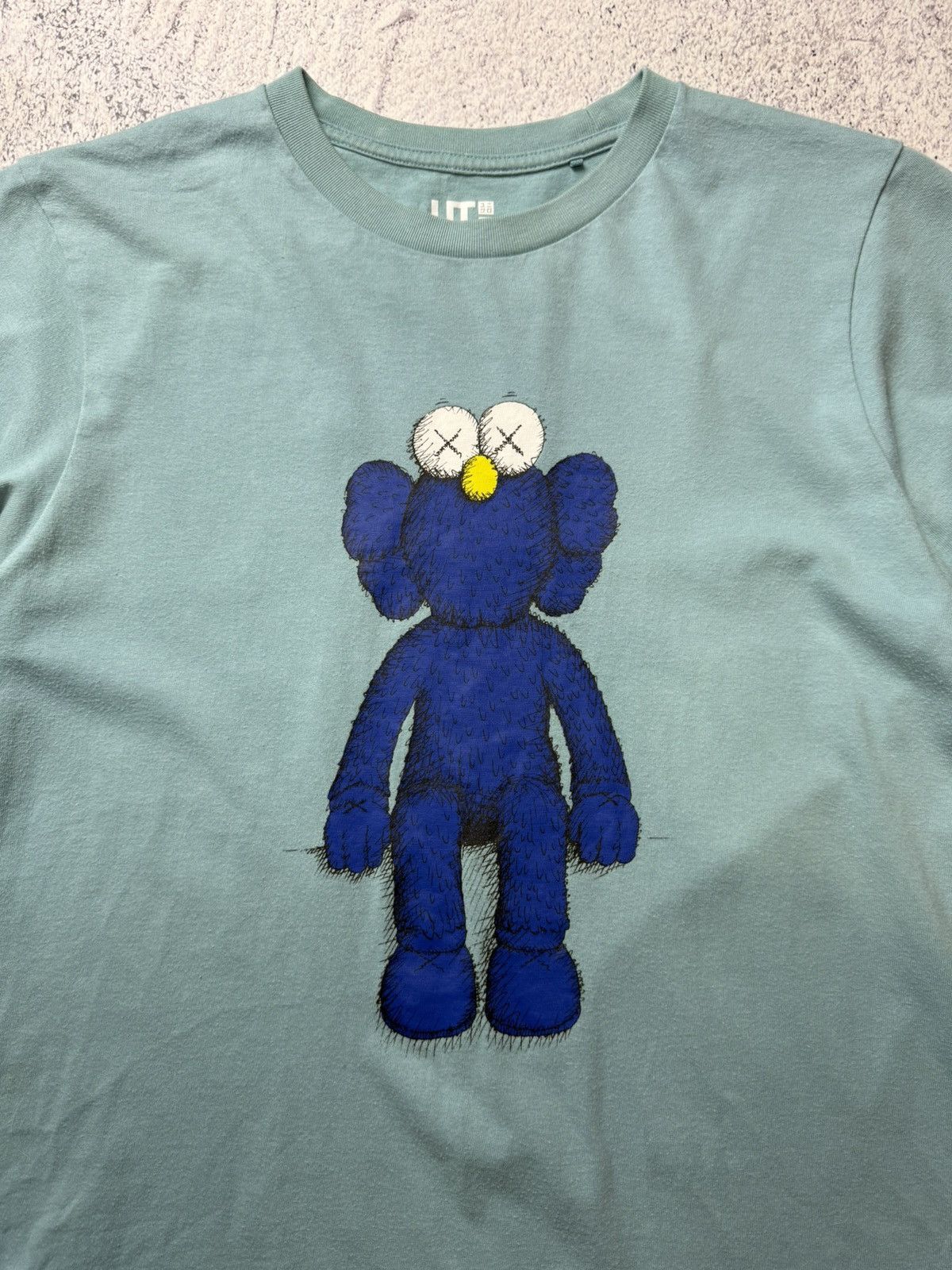 Japanese Brand Vintage Uniqlo x kaws T-shirt USA Size US S / EU 44-46 / 1 - 12 Thumbnail