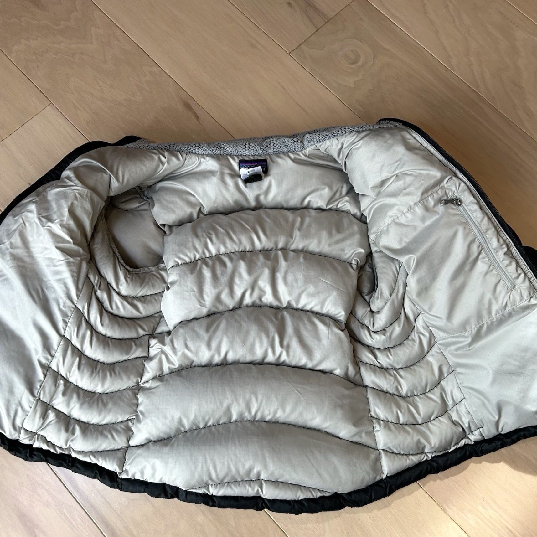 Patagonia Patagonia Jacket Women’s Small Down Quilted Full Zip Lightweight Insulated Black Short Sleeves Winter Fall Spring Everyday Travel Casual Business Size S / US 4 / IT 40 - 6 Thumbnail