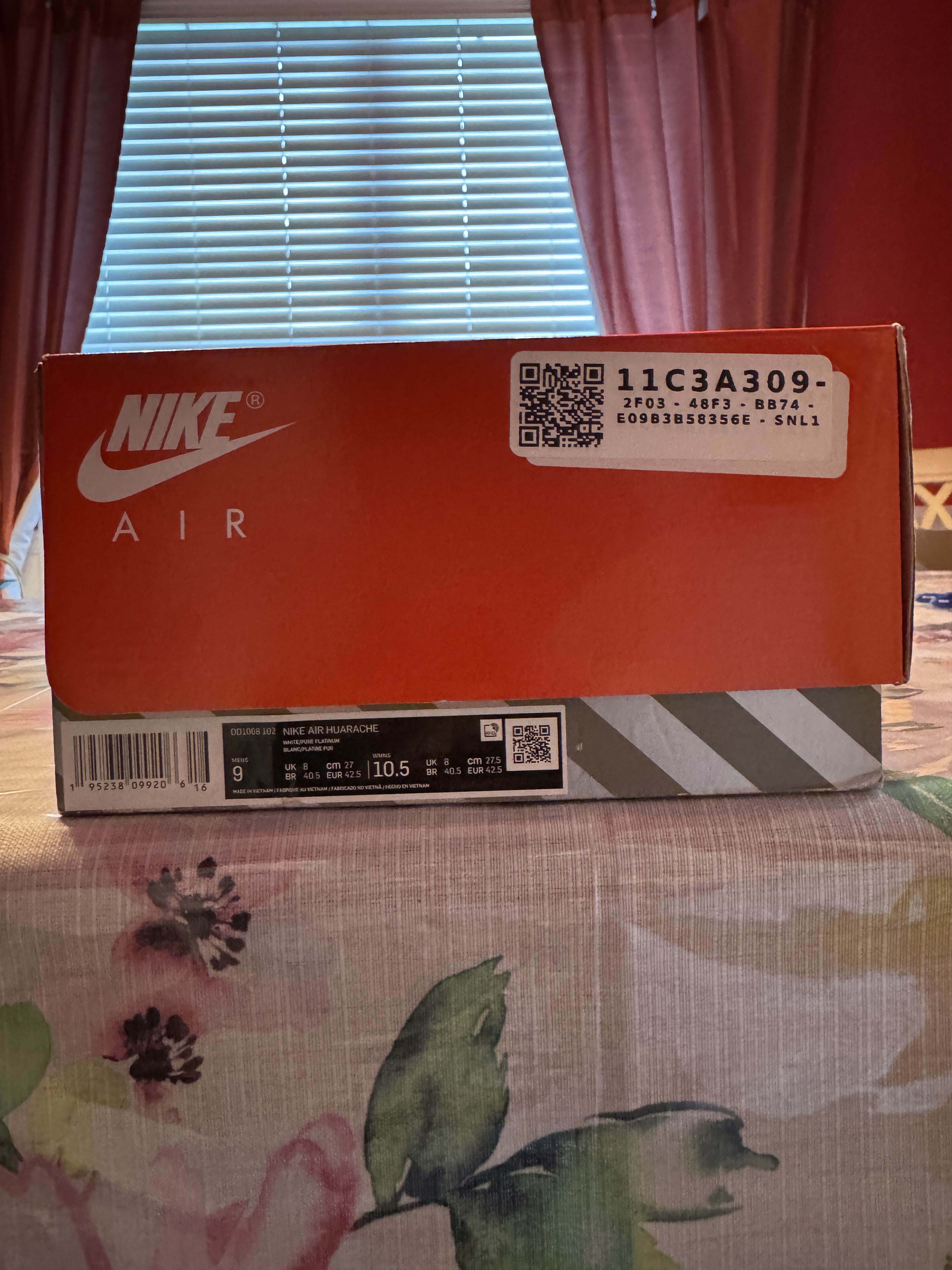 Nike Nike Air Hurache Size US 9 / EU 42 - 2 Thumbnail