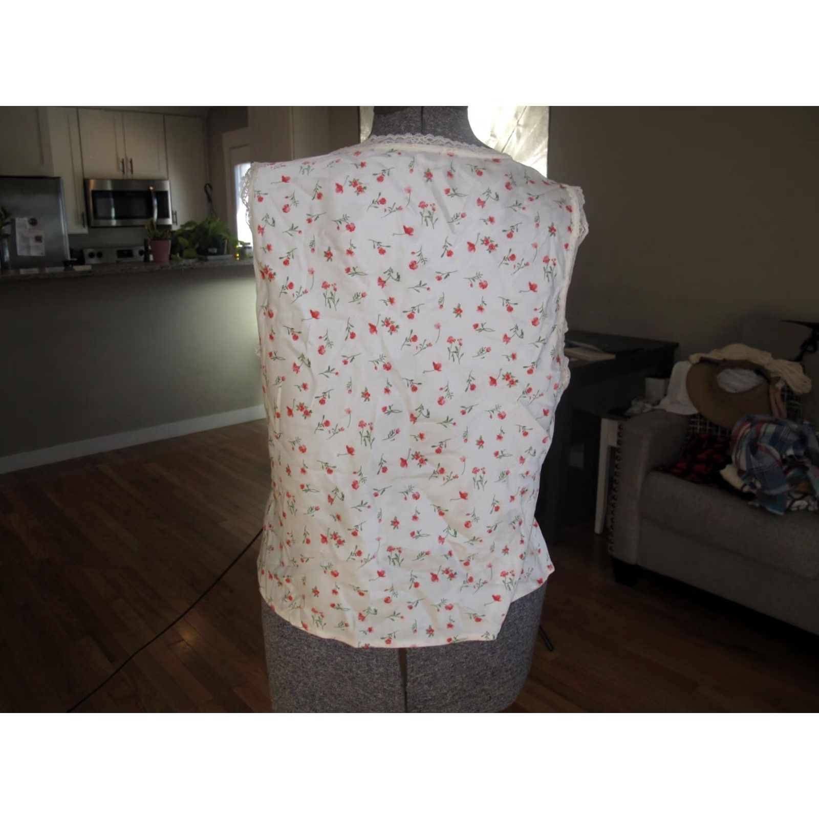 Vintage WAYF Blouse Top Womens XL White Polyester Floral Sleeveless V-Neck Pullover Size XL / US 12-14 / IT 48-50 - 6 Thumbnail