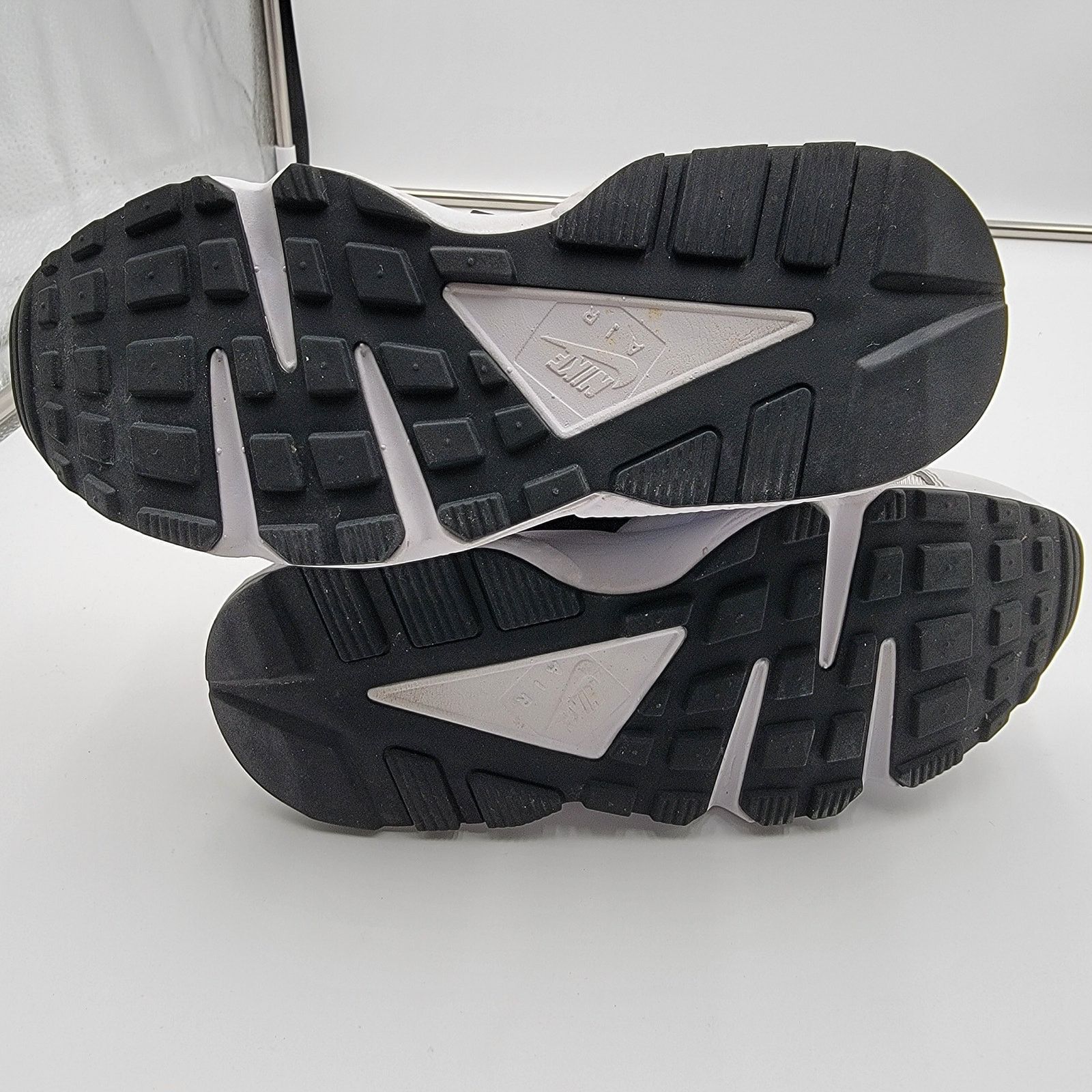 Nike Nike Wmns Air Huarache 'White/Crimson' Sz 6 DV2220-100 (92) Size US 6 / IT 36 - 6 Thumbnail