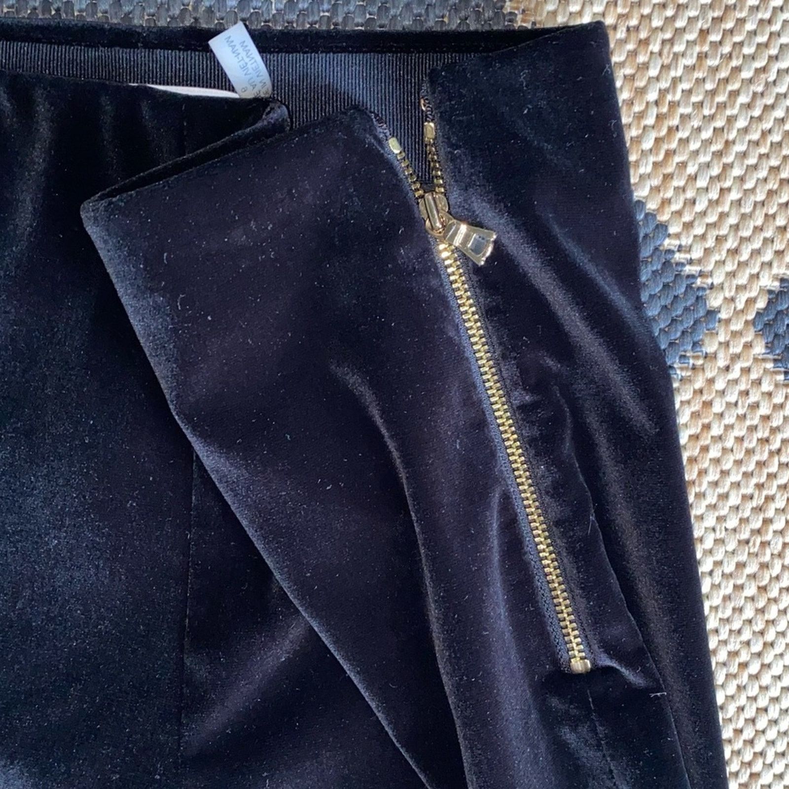 Alice + Olivia Alice + Olivia $399 Jinny Side-Zip Pants Black Velvet 6 EUC Size 28" / US 6 / IT 42 - 7 Thumbnail
