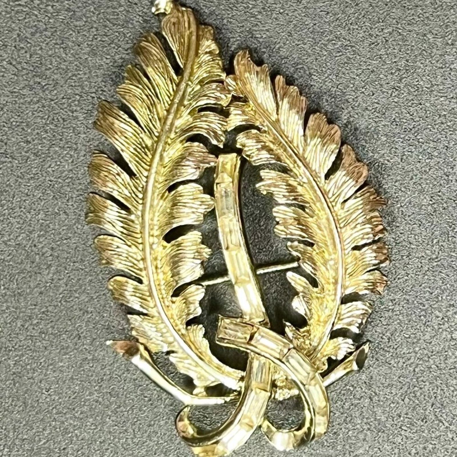 & Other Stories Coro – Pegasus Laurel leaves, white rhinestones Brooch Pin Size ONE SIZE - 1 Preview