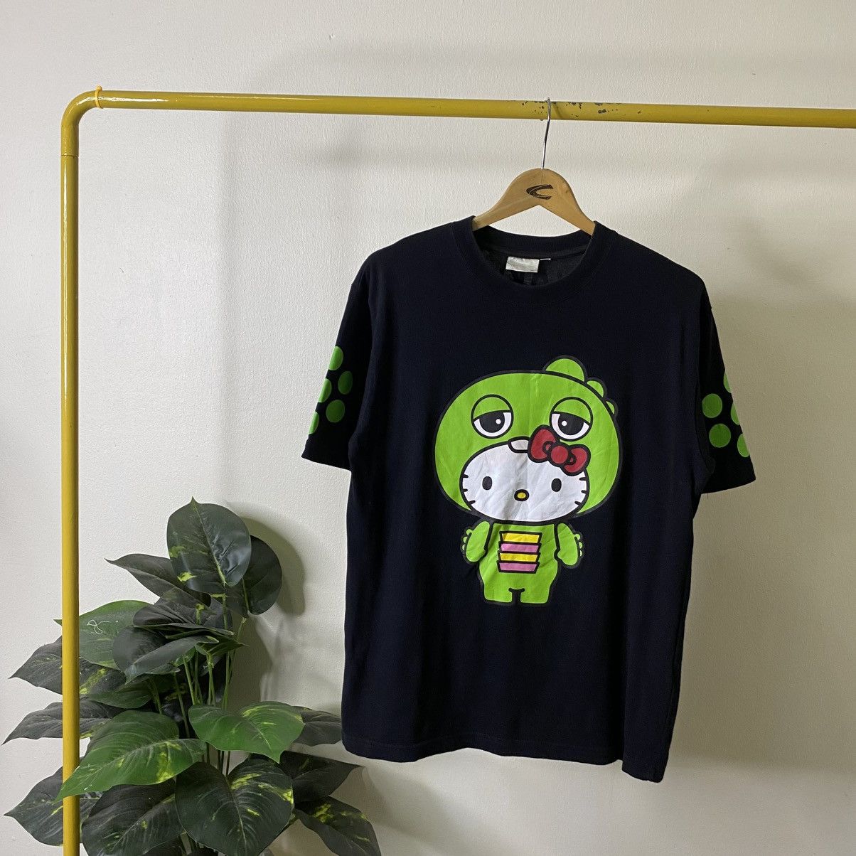 Japanese Brand Vintage 2009 Hello Kitty Gachapin Fuji TV Collaboration Tee Size US M / EU 48-50 / 2 - 1 Thumbnail