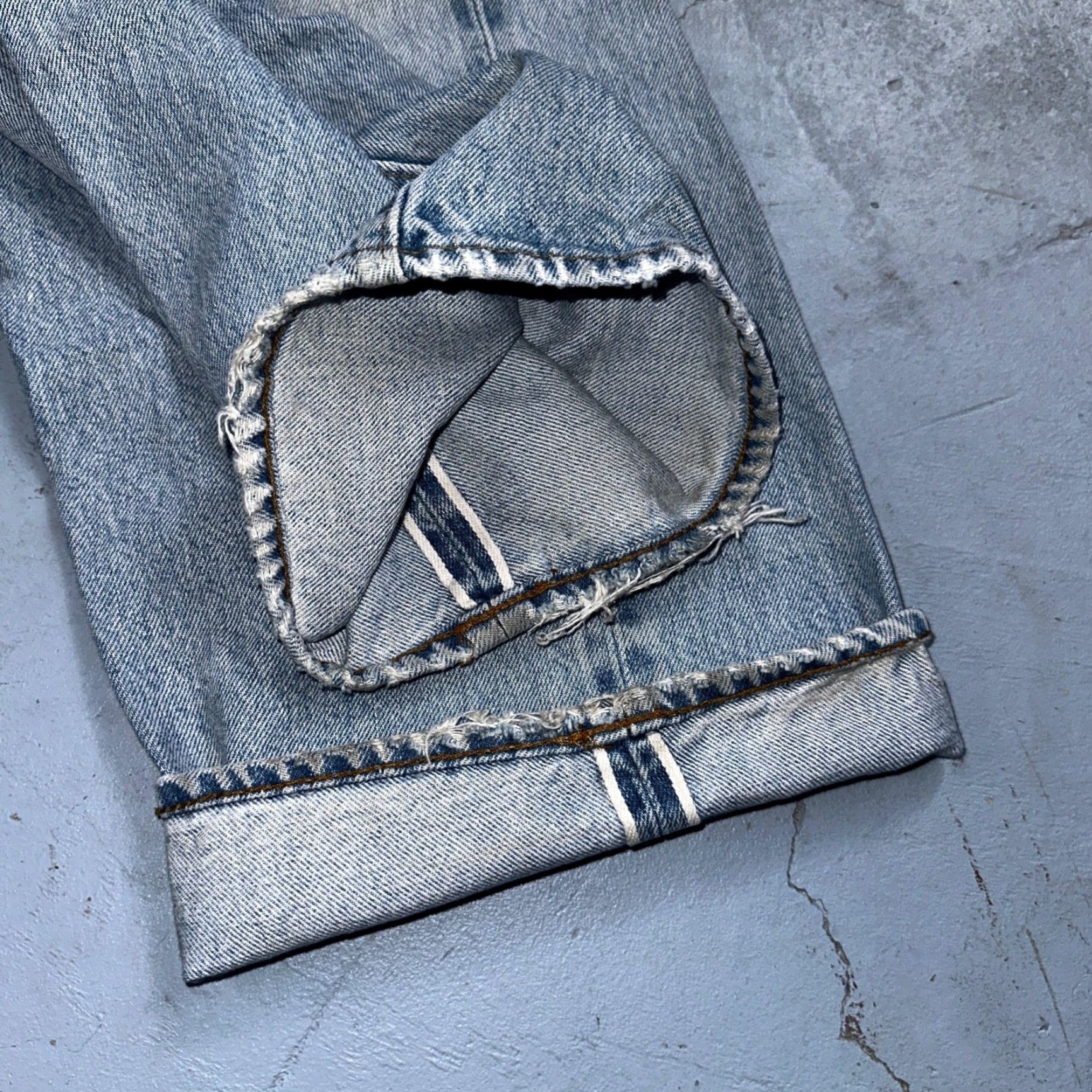 Levi's VINTAGE Levi's 501 XX Jeans 80s Redline Selvedge USA Light Wash 38x32 34x27 Mens Straight Denim Blue Cotton Button Closure Distressed Pattern Solid Size US 38 / EU 54 - 3 Thumbnail