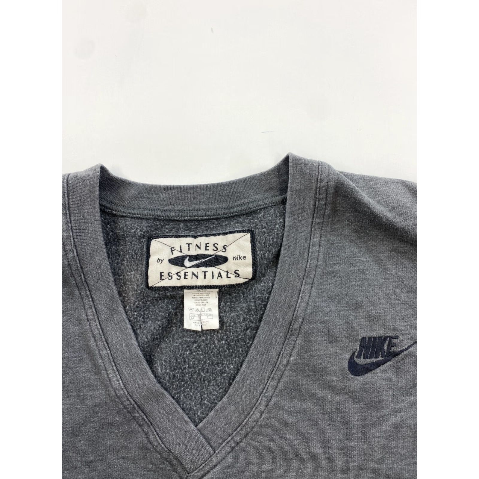 Nike VINTAGE Nike Sweatshirt Women Small Gray V-Neck Fitness Essentials Nike Sweatshirt Pullover Activewear Womens S Gray Nike Size S / US 4 / IT 40 - 3 Thumbnail