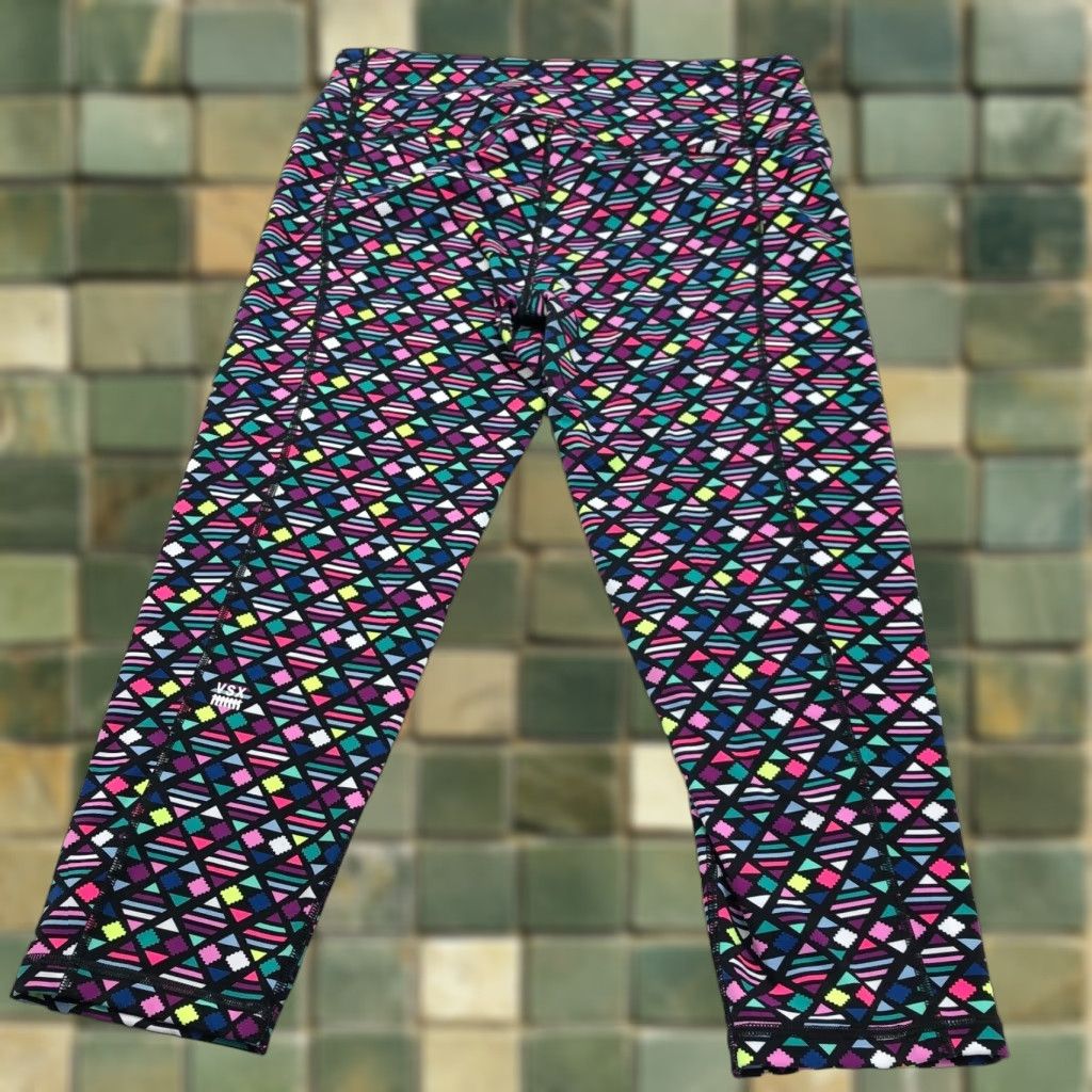 Victoria's Secret Victoria's Secret Capri Leggings Large Womens Multicolor Capris Knitting Worn Once Activewear Size 36" / US 14 / IT 50 - 1 Thumbnail