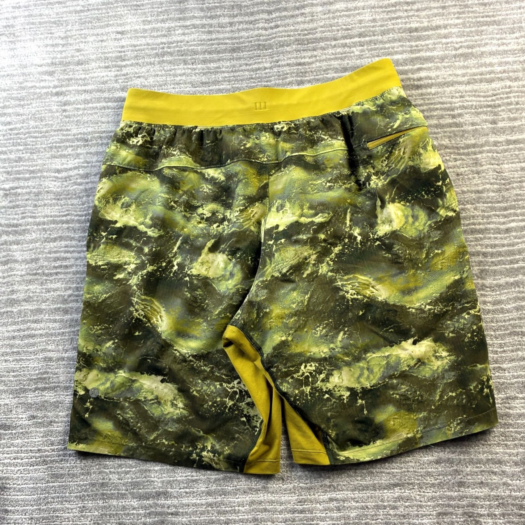 Lululemon Lululemon Shorts Mens M Green Camouflage 9" Running The Linerless Activewear Pockets Drawstring Regular Inseam 9" Baggy? Size US 30 / EU 46 - 2 Thumbnail