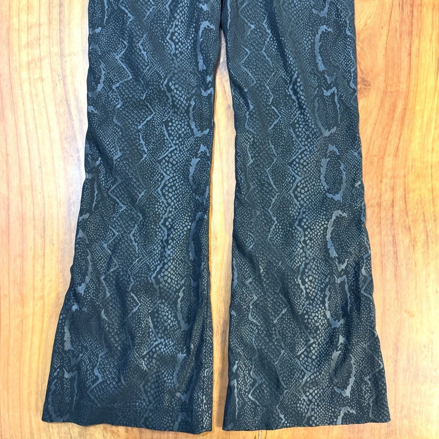 Bebe Vintage Y2K Bebe Womens Pants 6 Flare Low Rise Snake Skin Print Slit Leg EE14 Size 28" / US 6 / IT 42 - 6 Thumbnail