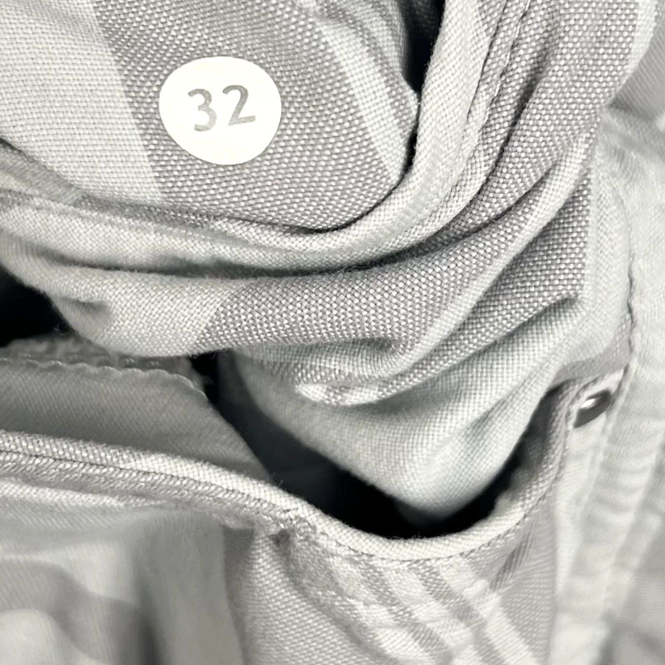 Lululemon Lululemon Shorts Mens 32 Gray White Striped Casual Golf Lightweight Chino Size US 32 / EU 48 - 7 Thumbnail