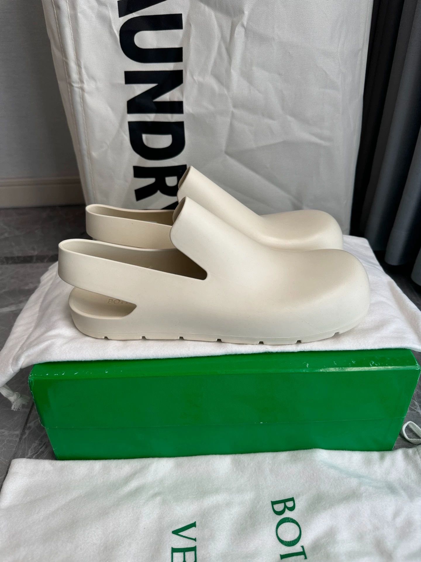 Bottega Veneta Bottega Veneta Puddle Sandals Women's 39 White Size US 8.5 / IT 38.5 - 4 Thumbnail