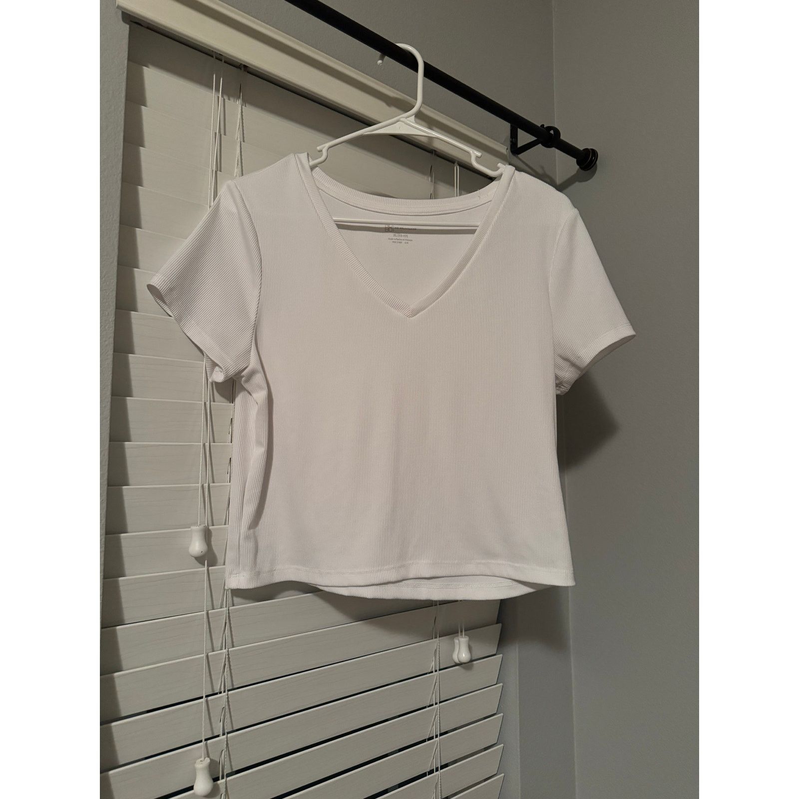 Other Women's Ribbed White V-Neck Crop Top Size XL Size XL / US 12-14 / IT 48-50 - 1 Thumbnail
