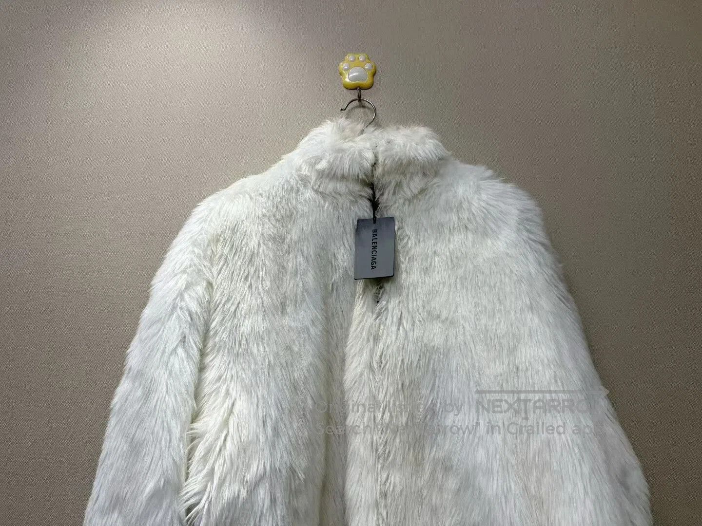 Balenciaga Balenciaga BB White Back Logo Fur Jacket. Size XXS / US 00 / IT 34 - 2 Thumbnail