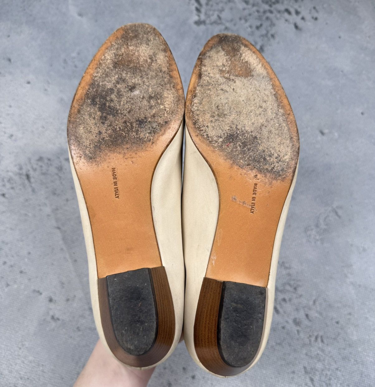 Salvatore Ferragamo Salvatore Ferragamo Vintag Cream Leather Pumps Gold Hardware Size US 8.5 / IT 38.5 - 7 Thumbnail