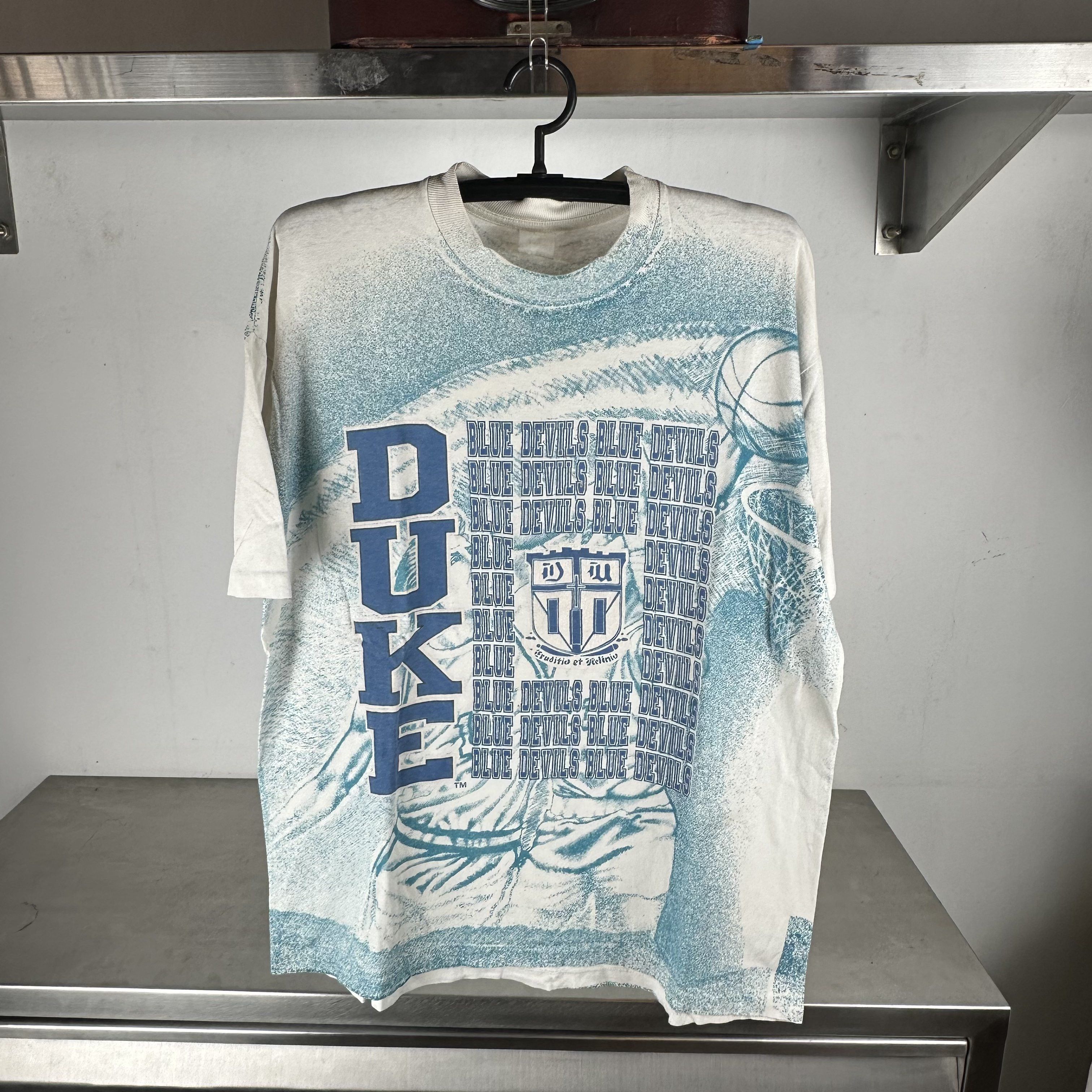 Vintage Vintage 90s Duke Blue Devils Basketball AOP NCAA T-shirt Size US XL / EU 56 / 4 - 1 Thumbnail