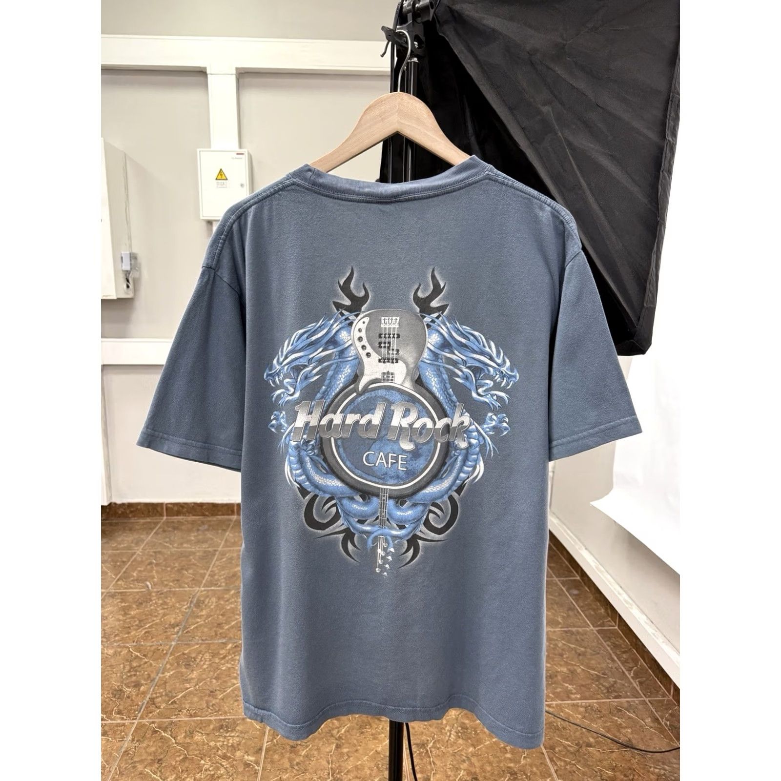 Hard Rock Cafe VINTAGE 90s Hard Rock Cafe Barcelona Spain T-Shirt Dragon Size L Mens Blue Size US L / EU 52-54 / 3 - 2 Thumbnail