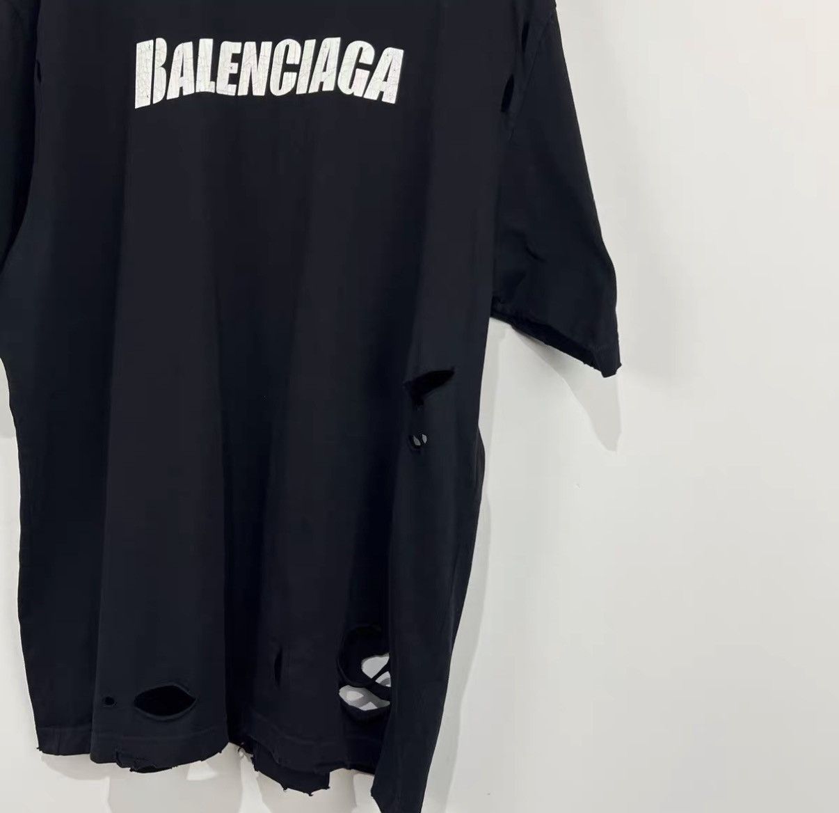 Balenciaga Balenciaga Ripped Vintage Printed T-shirt J42 Size US XS / EU 42 / 0 - 3 Thumbnail