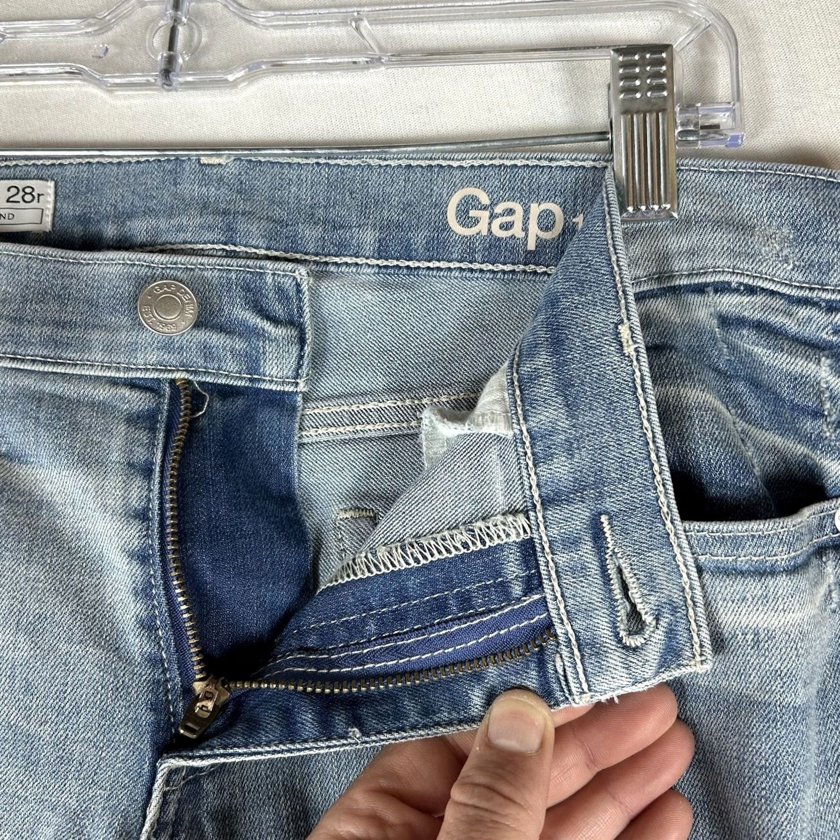 Gap VINTAGE Gap 1969 Girlfriend Jeans Womens Size 28R Light Wash Denim Brooklyn Bleach Blue Size 28" / US 6 / IT 42 - 4 Thumbnail