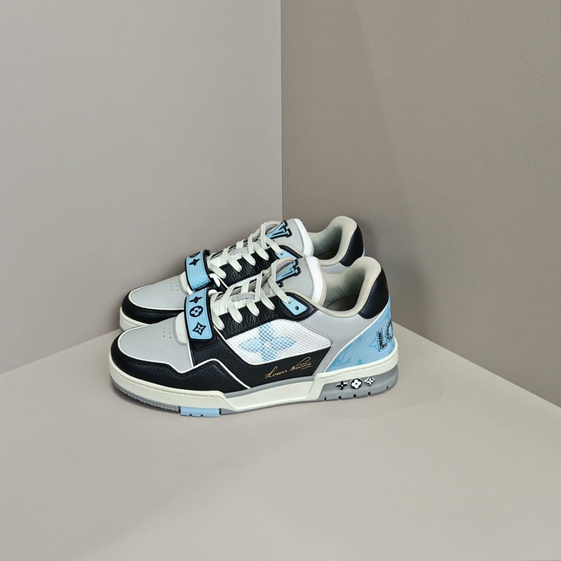 Louis Vuitton Louis Vuitton Training Blue Lowtop Sneakers 7 Men Size US 7 / EU 40 - 1 Thumbnail