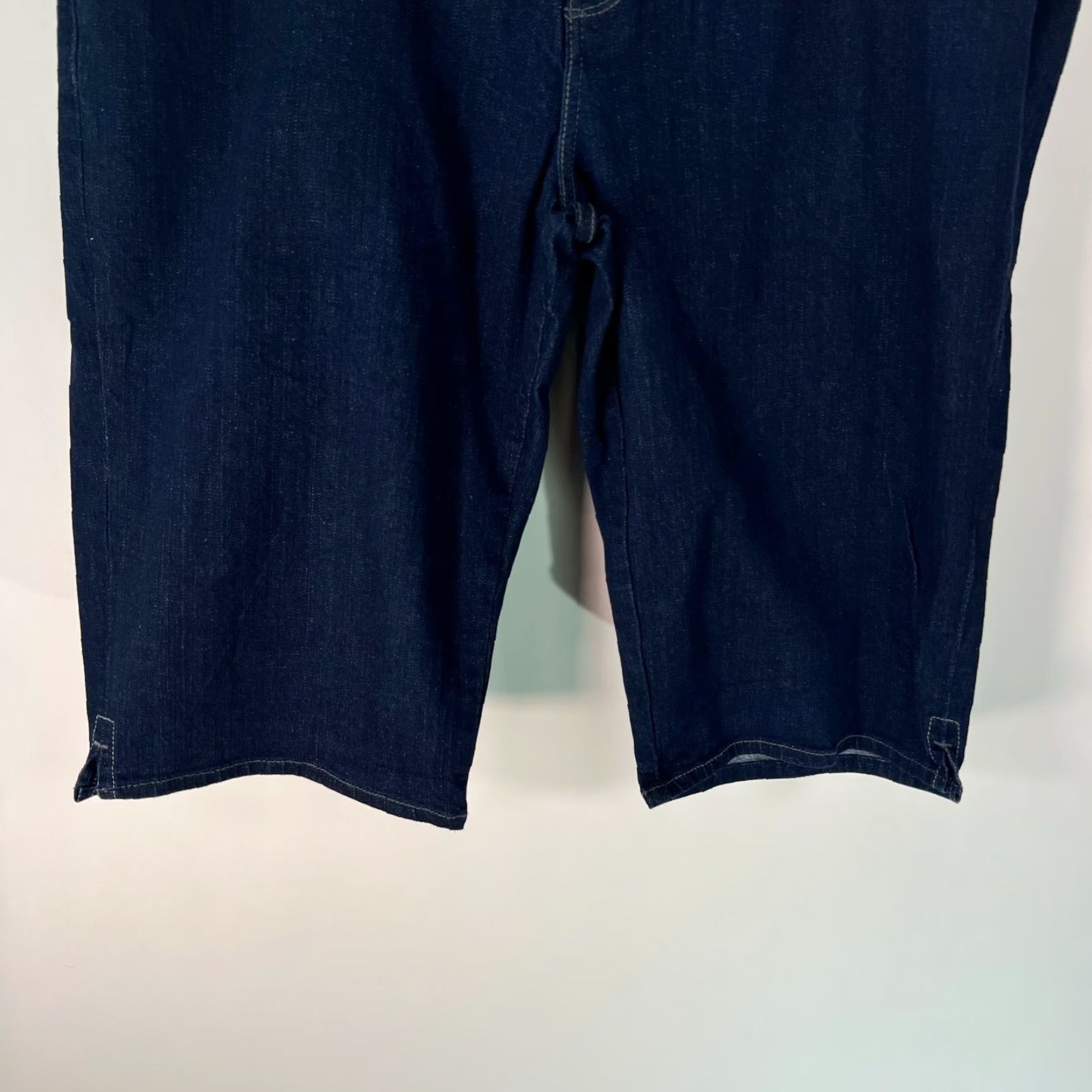 Levi's VINTAGE Levi's Women's Bermuda Shorts Casual Denim Size 24 Mid Rise 16 Inseam Blue 90s Logo Size 42" / US 20 - 6 Thumbnail