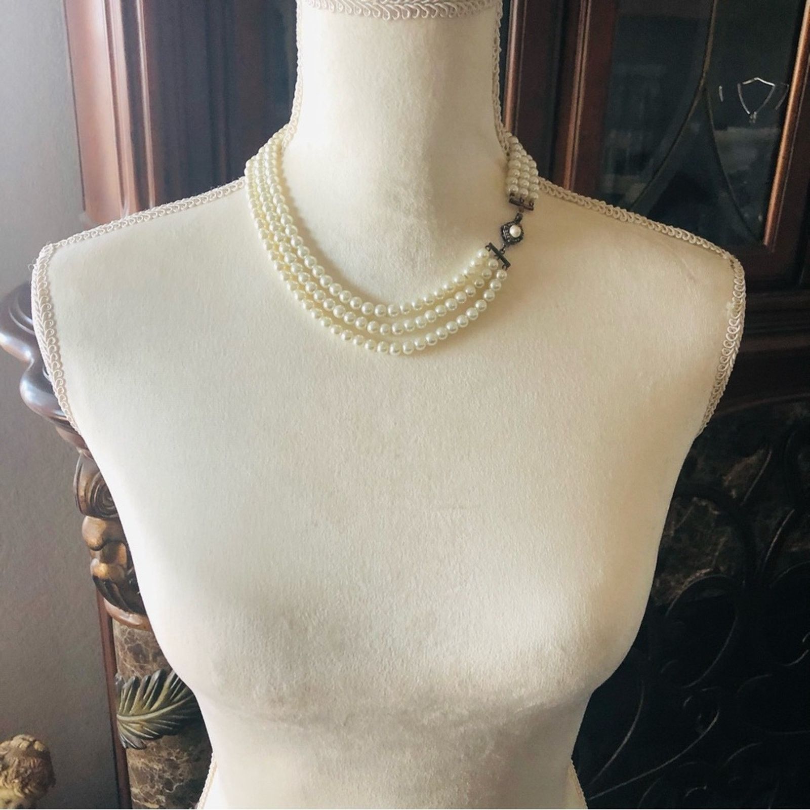 Vintage Vintage Feinberg triple strand white glass pearl necklace Size ONE SIZE - 5 Thumbnail