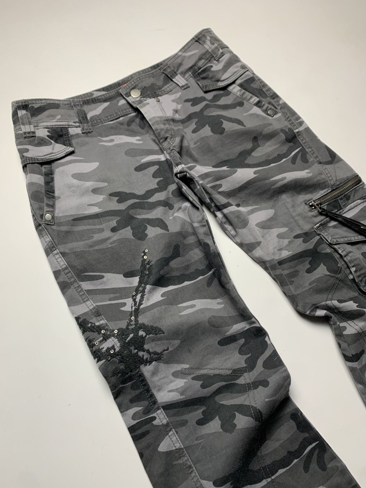 If Six Was Nine × Le Grande Bleu (L.G.B.) × Vintage VINTAGE CAMO PRINTED FLARED MULTI-POCKET PANTS Size 26" / US 2 / IT 38 - 3 Thumbnail