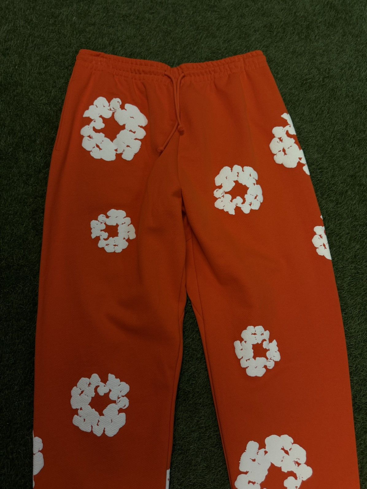 DENIM TEARS Denim Tears Cotton Wreath Sweatpants Size XL (NEW) Size US 34 / EU 50 - 3 Thumbnail