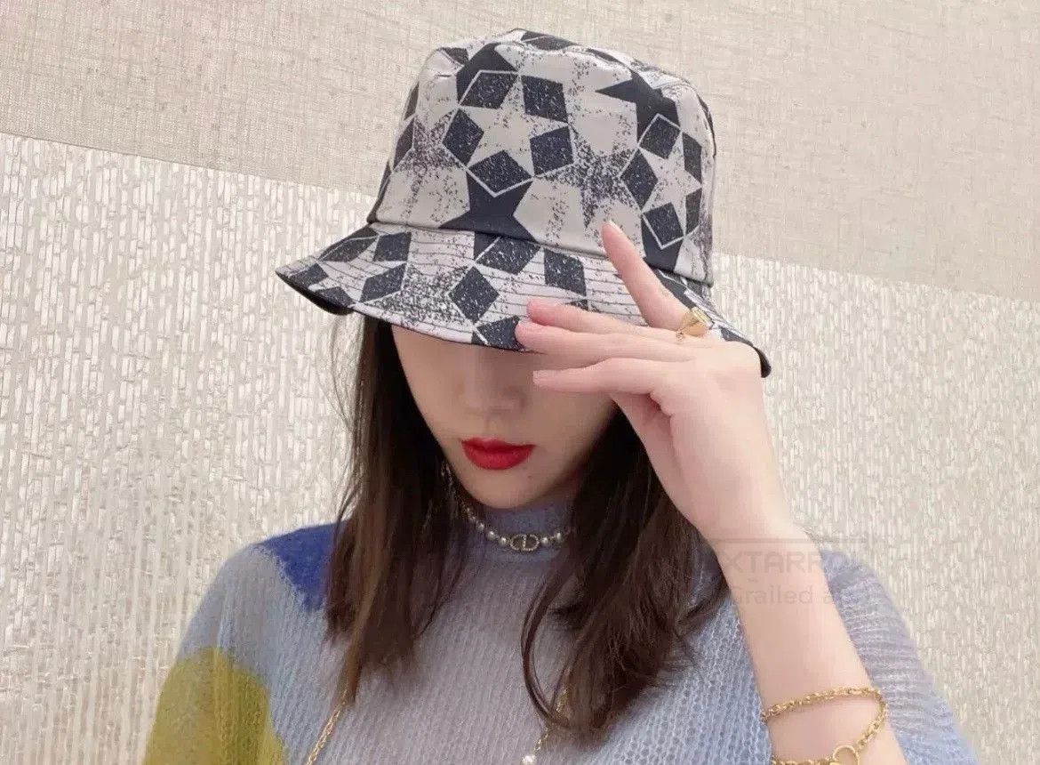 Dior Dior Reversible Bucket Hat Star Logo Navy. Size ONE SIZE - 8 Thumbnail