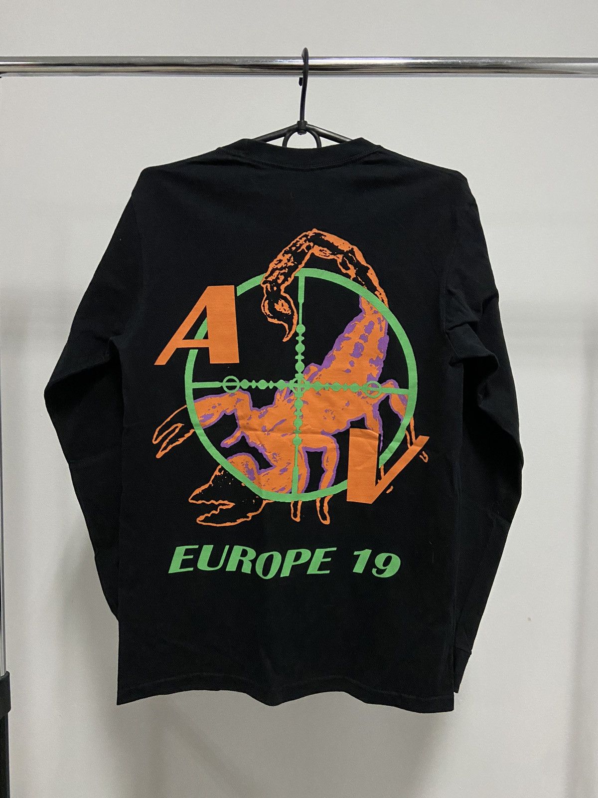 Drake × Rap Tees × Vintage Drake assassination vacation big logo scorpion 🦂 longsleeve Size US S / EU 44-46 / 1 - 1 Thumbnail