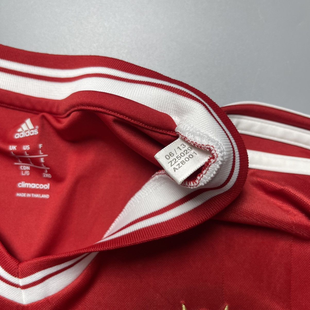 Vintage BAYERN ADIDAS 2013/2014 FOOTBALL HOME JERSEY #10 ROBBEN Size US L / EU 52-54 / 3 - 6 Thumbnail