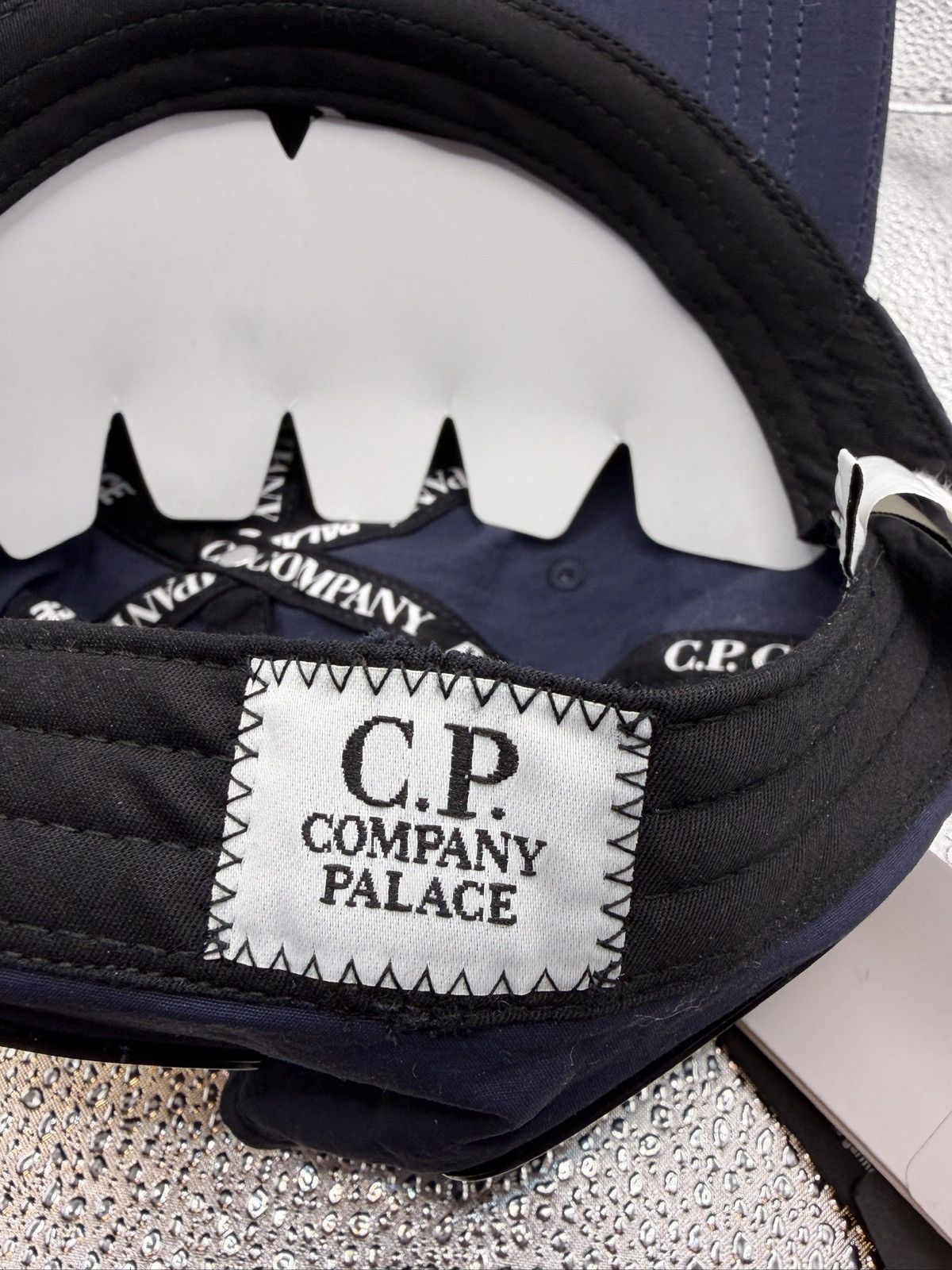 C.P. Company × Palace PALACE C.P. COMPANY PLAIN PAPER TOUCH GOGGLE BASEBALL CAP Size ONE SIZE - 6 Thumbnail