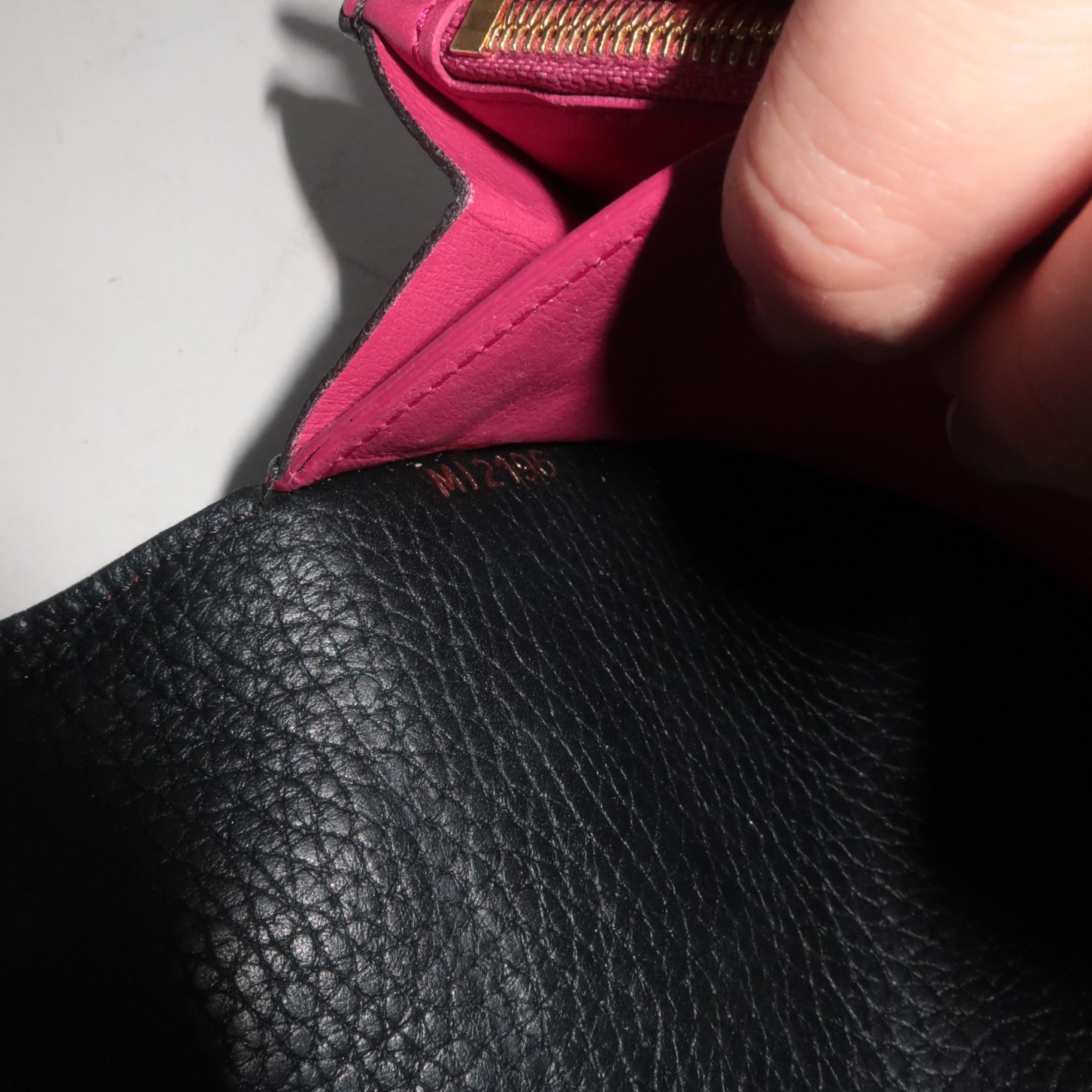 Louis Vuitton Louis Vuitton Black Taurillon Leather Capucines Wallet Size ONE SIZE - 16 Thumbnail
