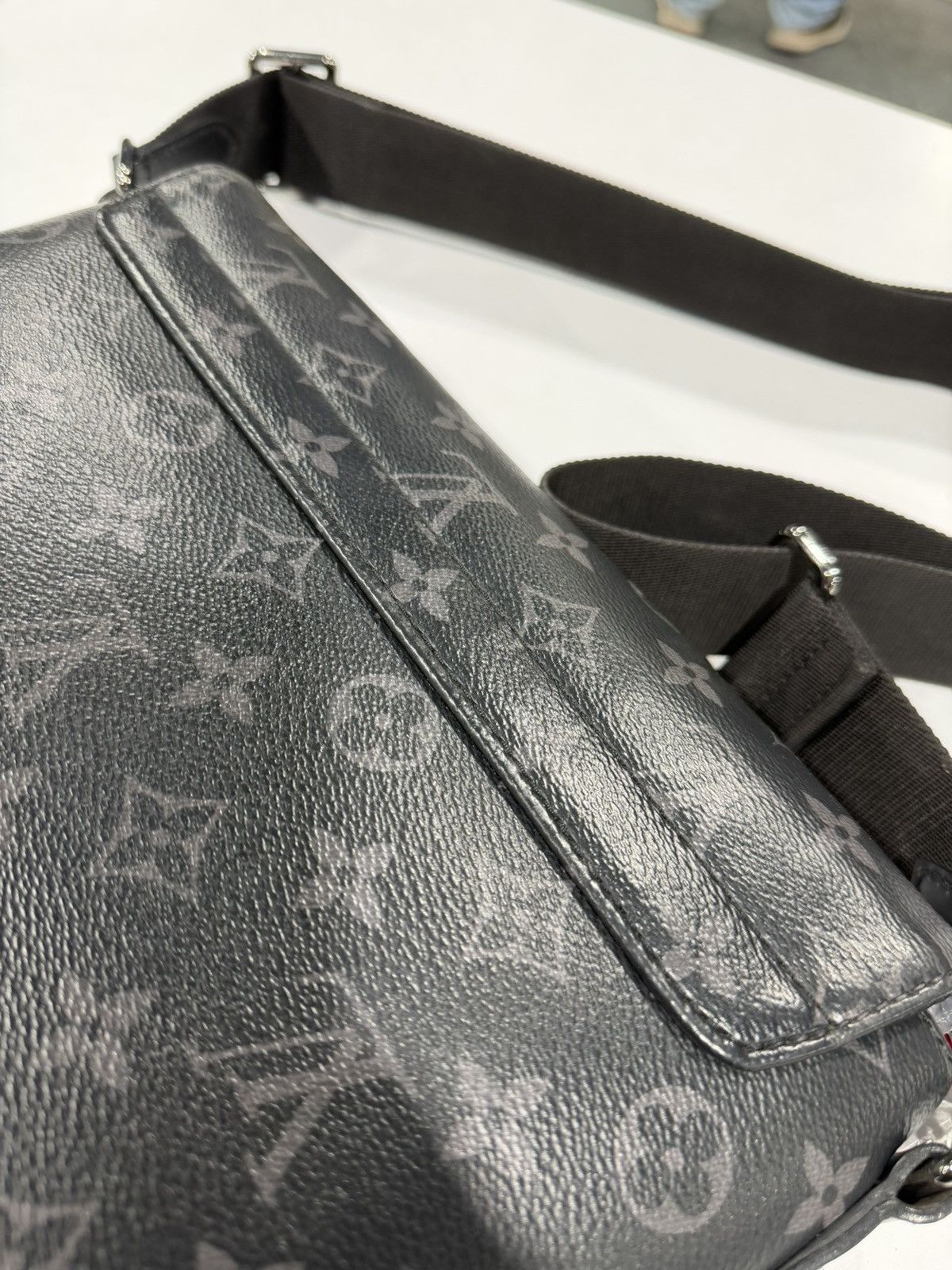 Louis Vuitton Louis Vuitton District PM Messenger Monogram Bag Size ONE SIZE - 11 Thumbnail
