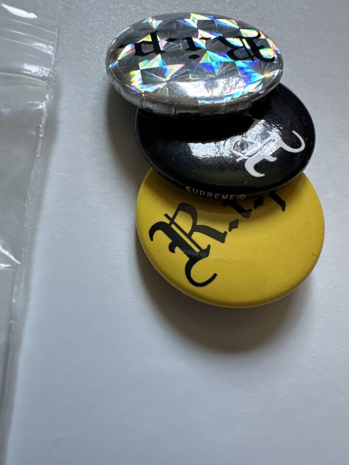 Supreme Supreme RIP button pin set FW16 (3 button pins) Size ONE SIZE - 1 Thumbnail