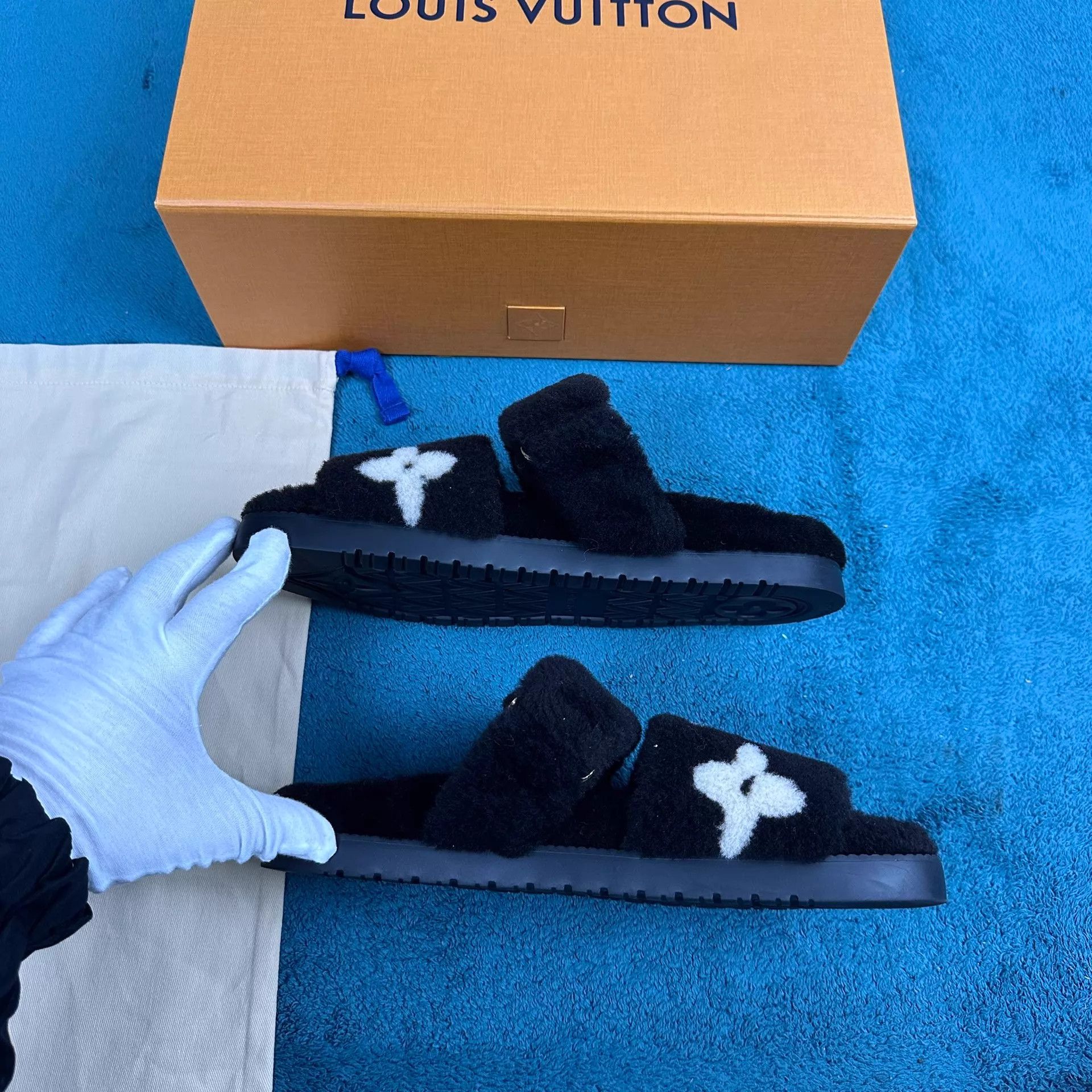 Louis Vuitton LV 25SS Pool Pillow Comfort Mink Fur Flip Flop B&W 39 Size US 8.5 / IT 38.5 - 3 Thumbnail
