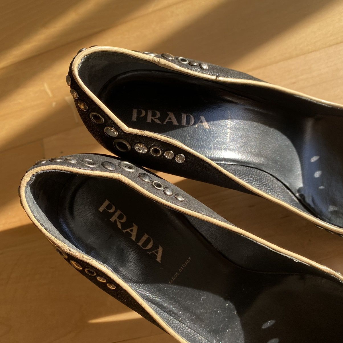 Prada × Vintage Prada 2001 Black Leather Bow Pointed Toe Pumps Size US 5 / IT 35 - 6 Thumbnail